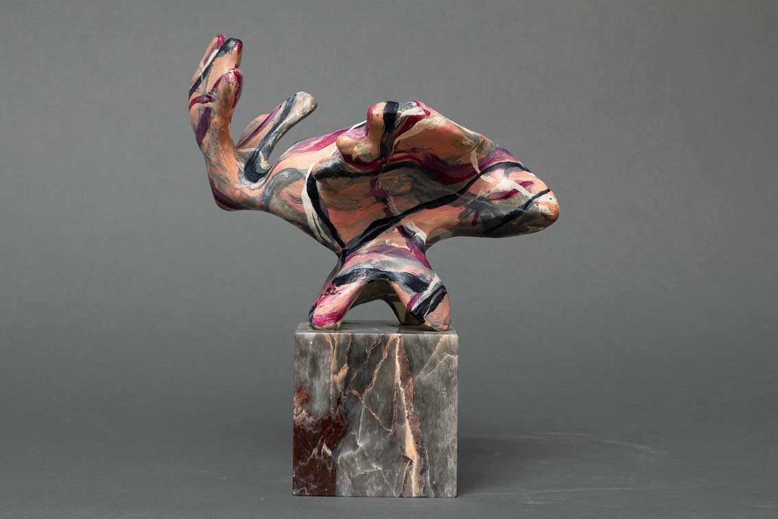 La bussière fisk I	- 16x21x23, skulptur i acrylpasta, acrylmaling. La Bussière 1982   ・・➣ På sokkel af marmor 10x10x10.