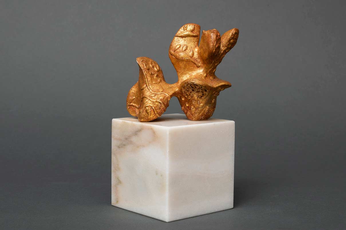 Guldklump II - 12x7x18, skulptur i acrylpasta, belagt med bladguld. La Bussière 1984